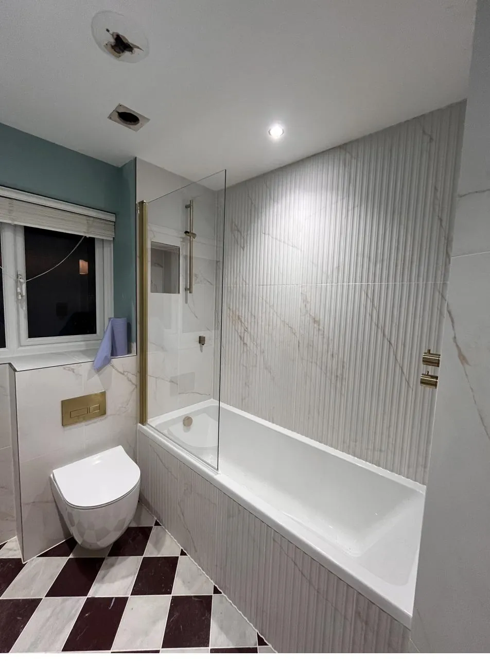 Bath and shower screen sealed against checkerboard floor