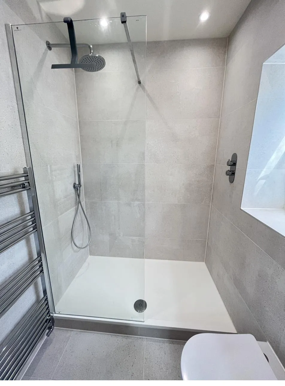 Walk-in shower enclosure with sealed glass screen